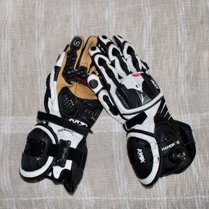 Knox Handroid Riding Gloves in the color white black and tan